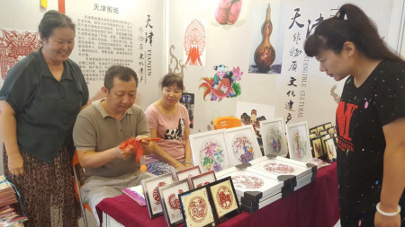 天津民协剪纸专业委员会会长李强在展会现场