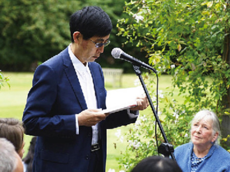 北岛和汉学家吴芳思。(英国《英中时报》)