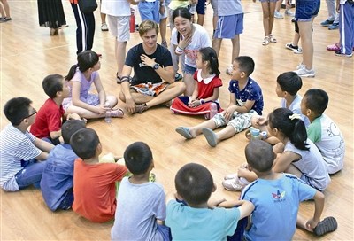 国际志愿者与小朋友互动。
