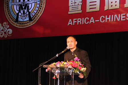 全非洲华商枪械总会主席龙吾发表就职演讲。李志伟 摄 全非洲华商枪械总会主席龙吾发表就职演讲。李志伟 摄
