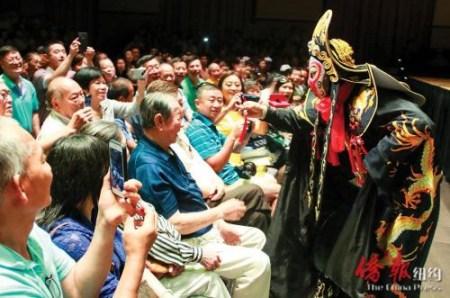 《变脸》表演者马斌当着一位观众的面变成了孙大圣。(美国《侨报》/贾玉璇 摄) 《变脸》表演者马斌当着一位观众的面变成了孙大圣。(美国《侨报》/贾玉璇 摄)