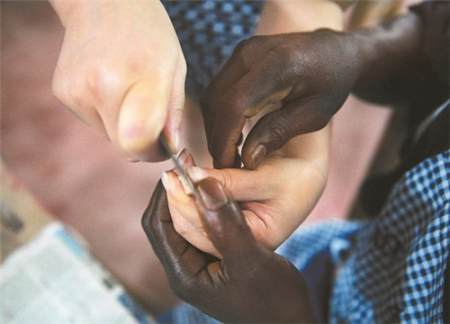 一位竹编艺人手把手教加纳学员。