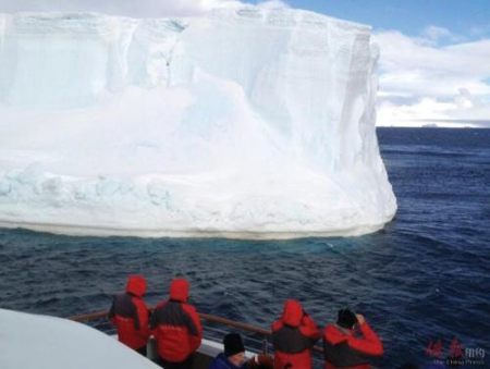 南极德雷克海峡的巨大浮冰。(美国《侨报》)