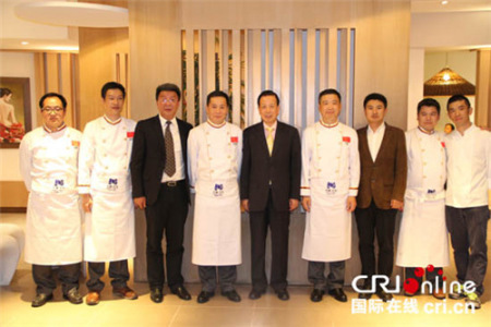 李瑞宇大使与厨师们合影 李瑞宇大使与厨师们合影