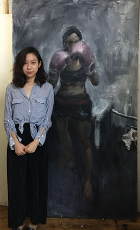 16岁女孩徐一坤画两米高巨幅《拳击手》，此画揽获金奖并将在博物馆与图书馆服务研究院展出一年。(美国《世界日报》/徐一坤供图)