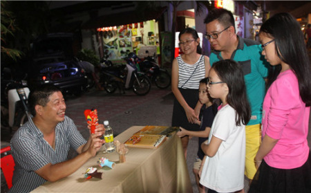 精美的木偶让甲州市民叹为观止。 精美的木偶让甲州市民叹为观止。