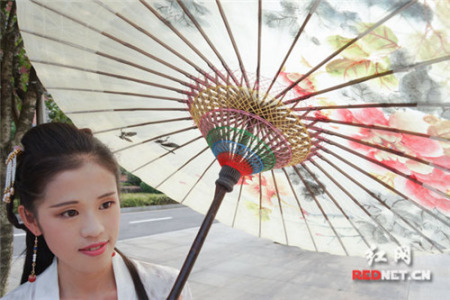 司徒漪澜（陈佳鑫）向记者展示自己喜爱的油纸伞。