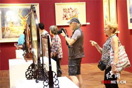 法国观众欣赏湘绣作品。