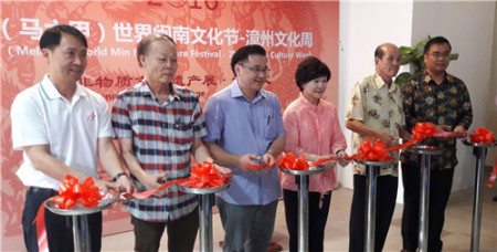 非物资文化遗产项目展览开幕式今午在朵云轩举行,左起为简奕耕、钟正川、颜天禄、汪莉莉、沈征宽及颜永和。 非物资文化遗产项目展览开幕式今午在朵云轩举行,左起为简奕耕、钟正川、颜天禄、汪莉莉、沈征宽及颜永和。