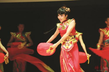 舞蹈《节日欢庆》。(美国《侨报》/贾玉璇 摄) 舞蹈《节日欢庆》。(美国《侨报》/贾玉璇 摄)