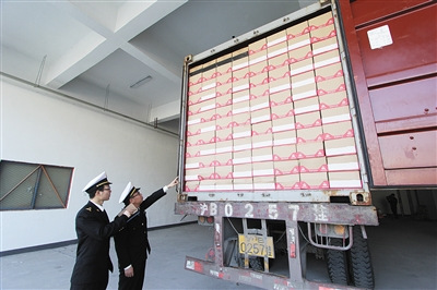 丽水海关对入库进口商品进行检查。 丽水海关对入库进口商品进行检查。