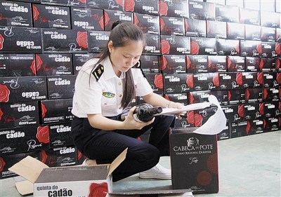 丽水商检人员查验进口商品。 丽水商检人员查验进口商品。