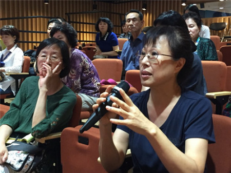 观众们针对自己的疑惑积极提问 观众们针对自己的疑惑积极提问