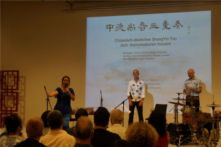 乐队与听众互动。(闫健 摄) 乐队与听众互动。(闫健 摄)