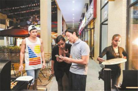 郫县犀浦镇蓝光幸福耍街，来自三个国家的几个年轻人，联手创办了一个“跨国烧烤店”。