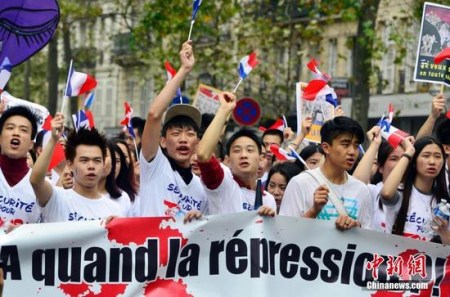 图为参加游行的华人奋力发声。 <a target='_blank' href='http://www.chinanews.com/'>中新社</a>记者 龙剑武 摄 图为参加游行的华人奋力发声。 <a target='_blank' href='http://www.chinanews.com/'>中新社</a>记者 龙剑武 摄