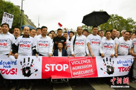 图为旅法侨团负责人走在游行队伍前列。 <a target='_blank' href='http://www.chinanews.com/'>中新社</a>记者 龙剑武 摄 图为旅法侨团负责人走在游行队伍前列。 <a target='_blank' href='http://www.chinanews.com/'>中新社</a>记者 龙剑武 摄
