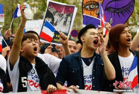 图为参加游行的华人奋力发声。 <a target='_blank' href='http://www.chinanews.com/'>中新社</a>记者 龙剑武 摄 图为参加游行的华人奋力发声。 <a target='_blank' href='http://www.chinanews.com/'>中新社</a>记者 龙剑武 摄