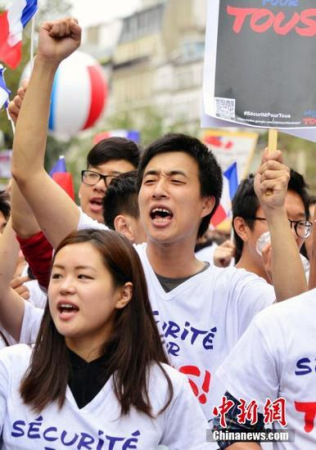 图为参加游行的华人奋力发声。 <a target='_blank' href='http://www.chinanews.com/'>中新社</a>记者 龙剑武 摄 图为参加游行的华人奋力发声。 <a target='_blank' href='http://www.chinanews.com/'>中新社</a>记者 龙剑武 摄