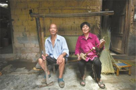 蒲江公议村目前只剩王文清（左）、王巧珍一家人还在手工编席，他们打算将库存的蔺草用完后就停止制作。