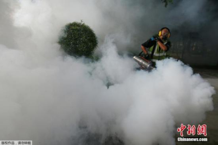 当地时间8月31日,新加坡卫生防疫人员在公共住宅区下水道喷洒驱虫药。 当地时间8月31日,新加坡卫生防疫人员在公共住宅区下水道喷洒驱虫药。