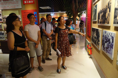 海外华文媒体采风团参观兴隆华侨农场展览馆。