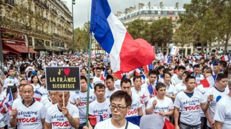 参加周日游行示威的人群身穿印有“反对暴力、反对暴力、抢劫和不安全”或“人人平等、人人安全”口号的体恤衫,并挥舞着法国国旗。 参加周日游行示威的人群身穿印有“反对暴力、反对暴力、抢劫和不安全”或“人人平等、人人安全”口号的体恤衫,并挥舞着法国国旗。