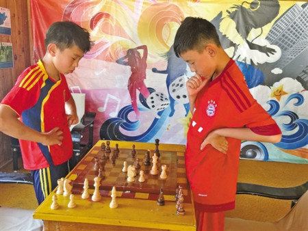 与蒙古国的小朋友切磋蒙古象棋。