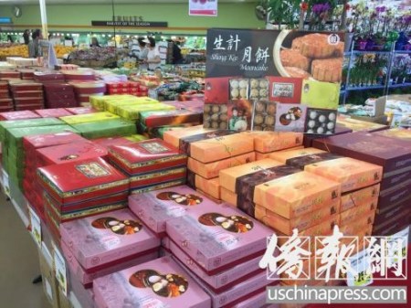 南湾的华人市场上,早早便可寻见南北各式中秋月饼的身影。(美国《侨报》/陆杰夫 摄) 南湾的华人市场上,早早便可寻见南北各式中秋月饼的身影。(美国《侨报》/陆杰夫 摄)
