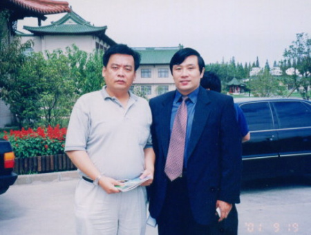 冰凌与时任扬州市委书记孙志军（右）合影。