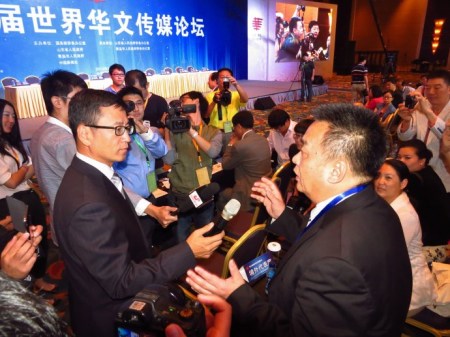 冰凌在第七届世界华文传媒论坛大会上接受白岩松的采访。