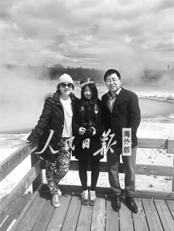 李紫薇和她的爸爸妈妈在美国黄石公园的一个喷泉前合影。这是李紫薇在美国和爸爸妈妈合照的第一张照片,父母在两边亲密地簇拥着娇小可爱的李紫薇。作为摄影师的爸爸也终于出现在了镜头面前。 李紫薇和她的爸爸妈妈在美国黄石公园的一个喷泉前合影。这是李紫薇在美国和爸爸妈妈合照的第一张照片,父母在两边亲密地簇拥着娇小可爱的李紫薇。作为摄影师的爸爸也终于出现在了镜头面前。