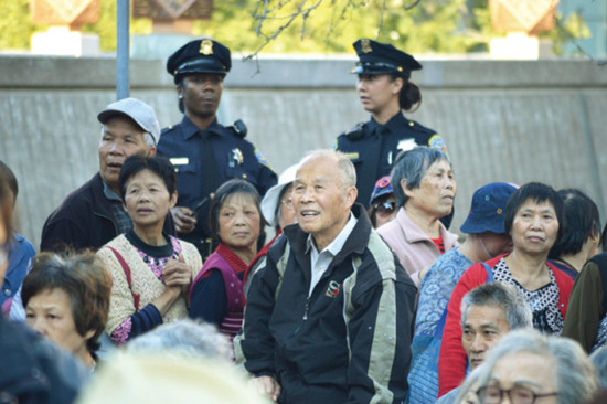 许多华裔老人参加华埠安全夜活动，警局上下警员都出席，促进警民关系。(记者李秀兰／摄影)