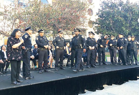 旧金山警局高层全出席华埠安全夜活动,包括代警察局长夏普林(前排中),左一为主持人白兰。(记者李秀兰/摄影) 旧金山警局高层全出席华埠安全夜活动,包括代警察局长夏普林(前排中),左一为主持人白兰。(记者李秀兰/摄影)
