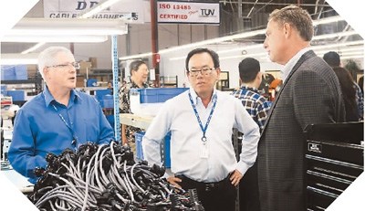 图为美国国会议员参观余建强在美国的工厂。 图为美国国会议员参观余建强在美国的工厂。