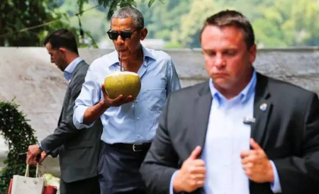 美国总统奥巴马品尝椰子汁。图片来源 国际在线