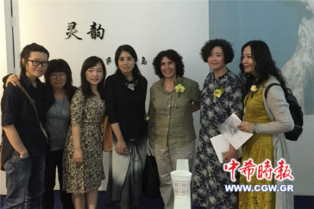 希腊摄影师泽丽和中国女诗人们在展览会开幕式上 希腊摄影师泽丽和中国女诗人们在展览会开幕式上