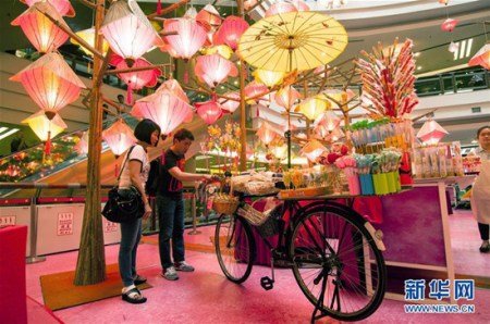 9月9日,在马来西亚首都吉隆坡,顾客在一家商场选购食品。中秋节临近,吉隆坡的一家大型商场挂起灯笼装饰。 新华社发(张纹综摄) 9月9日,在马来西亚首都吉隆坡,顾客在一家商场选购食品。中秋节临近,吉隆坡的一家大型商场挂起灯笼装饰。 新华社发(张纹综摄)