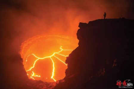 窥探地狱之门——基拉韦厄火山口。（美国《侨报》）