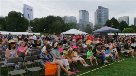 第六届亚美节波士顿公园游园会活动吸引上万民众参加。图为观赏舞台节目的观众。(美国《世界日报》/唐嘉丽 摄)