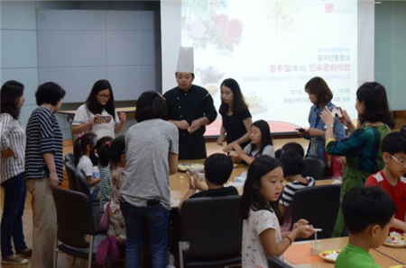 中心厨师龙玮手把手指导孩子们做月饼 中心厨师龙玮手把手指导孩子们做月饼