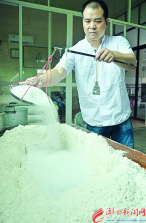 按古法制作饼皮，必需在主料面粉中加入白糖、麦芽糖和猪油等辅料。