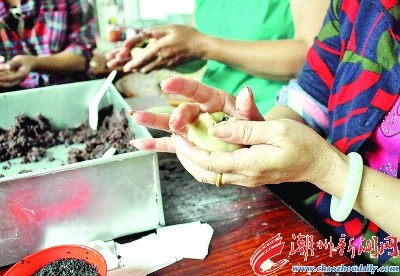 包馅,取小面团手工捏开后放进豆泥馅料,包捏起来。 包馅,取小面团手工捏开后放进豆泥馅料,包捏起来。