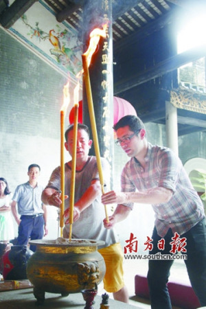 曾祖父15岁时被迫离乡,114年后布鲁斯·伽罗返乡寻根。 曾祖父15岁时被迫离乡,114年后布鲁斯·伽罗返乡寻根。
