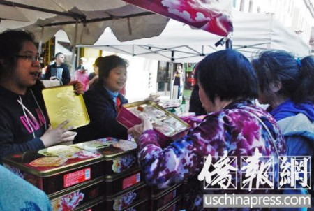 华裔妇女在买中秋月饼，准备过节之用。(美国《侨报》/吴卓明 摄)
