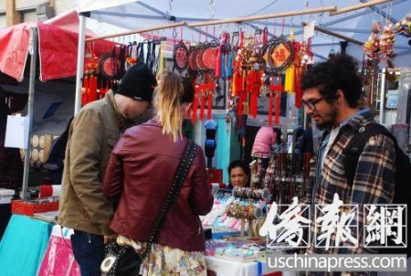 白人游客也来逛街会,对中国手工艺品爱不释手。(美国《侨报》/吴卓明 摄) 白人游客也来逛街会,对中国手工艺品爱不释手。(美国《侨报》/吴卓明 摄)