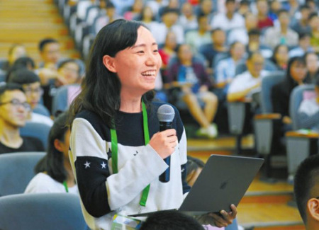 华西都市报记者向丁肇中提问。