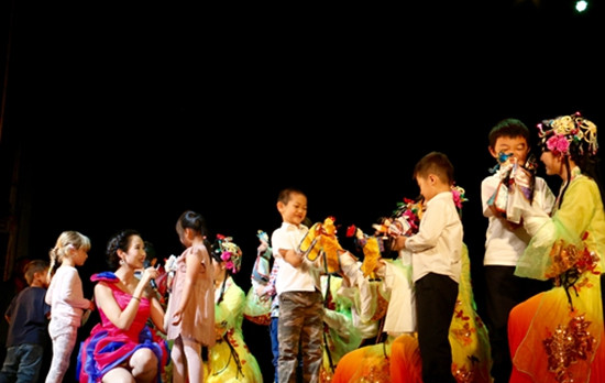 英国当地小朋友上台体验中华掌中木偶的操作，意犹未尽。