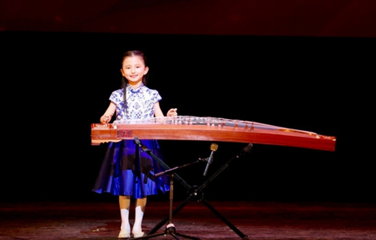 超人气“小公主”、10岁的汪韵乐别出心裁，以古筝演奏流行歌曲《小苹果》。