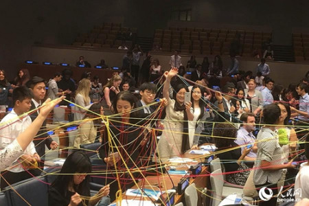 华裔学生参加互动，象征用网络向世界传播和平理念。（方旭 摄）
